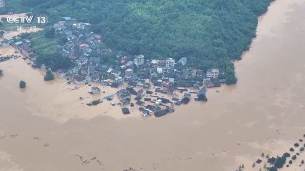 大牛配资 新闻周刊丨贵州“村超”场地被淹后&#32;足球队长、拉拉队、解说员都来了